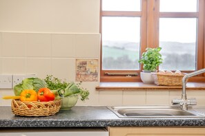 Oven, dishwasher, high chair, cookware/dishes/utensils - 3 Bed in Whitwell (oc-h33498) (Whitwell)
