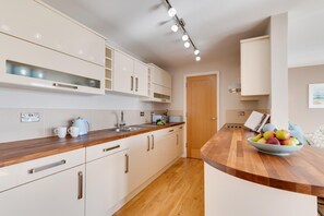 Oven, dishwasher, high chair, cookware/dishes/utensils - 2 Bed in Praa Sands (oc-10clip) (Praa Sands)