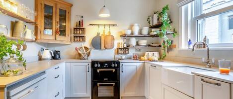 Ovn, opvaskemaskine, køkkentøj/tallerkener/redskaber