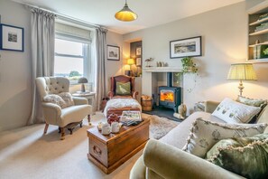 TV, fireplace - 2 Bed in Ladybank (oc-n33092) (Letham)