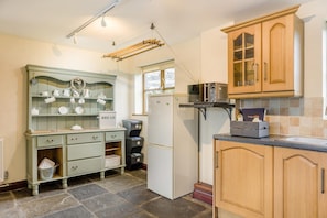 Microwave, oven, high chair, cookware/dishes/utensils - 4 Bed in Builth Wells (oc-39473) (Cilmery)
