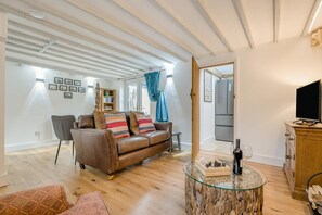 TV, fireplace - 2 Bed in Peasmarsh (oc-s33528) (Peasmarsh)