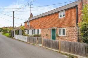 Exterior - 2 Bed in Peasmarsh (oc-s33528) (Peasmarsh)