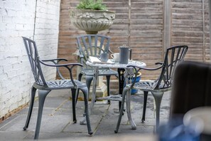 Outdoor dining - 2 Bed in Peasmarsh (oc-s33528) (Peasmarsh)
