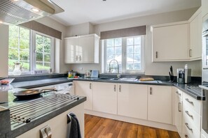 Oven, dishwasher, high chair, cookware/dishes/utensils - 4 Bed in Symonds Yat (oc-p33521) (Symonds Yat)