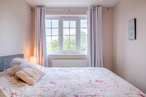 Bügeleisen/Bügelbrett, Reisekinderbett, kostenloses WLAN, Bettwäsche