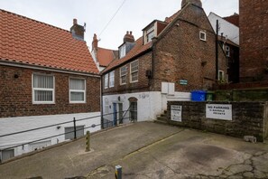 Exterior - 1 Bed in Whitby (oc-w1025) (Whitby)