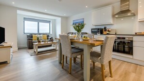 Un appartamento moderno con zona pranzo, cucina e soggiorno.