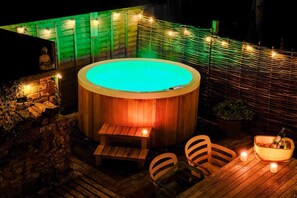 Outdoor spa tub