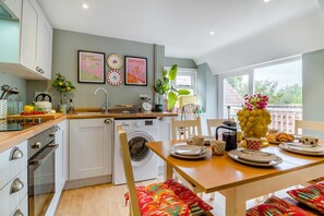 Forno, lavastoviglie, seggiolone, pentole/stoviglie/utensili