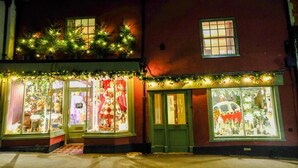 Ein Gebäude mit Weihnachtsdekoration, inklusive Lichter und Schmuck.