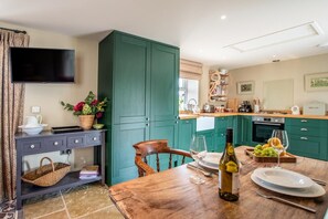 Microwave, oven, dishwasher, highchair - 1 Bed in Brassington (oc-dcneb) (Brassington)