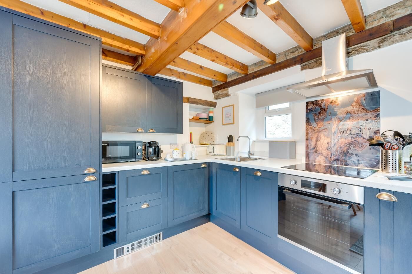 Micro-ondas, fogão, lava-louças, cadeirão de bebê