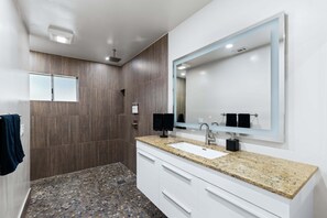 Douche, sèche-cheveux, serviettes fournies