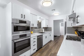 Fridge, microwave, oven, stovetop - Haus of Tranquility - Desert Pool Retreat (Palm Springs)