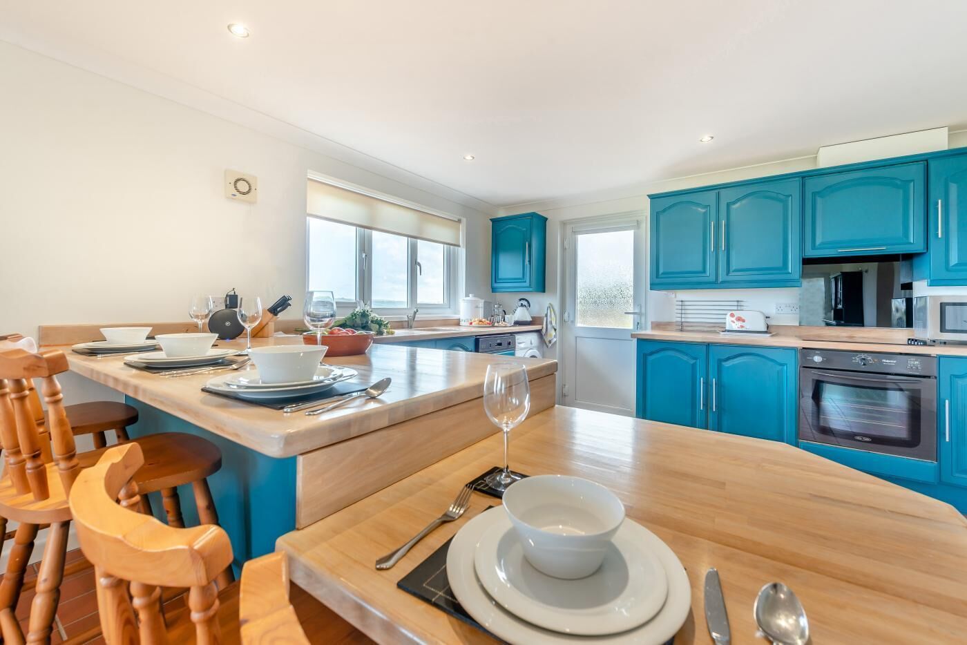 Microondas, horno, lavavajillas y trona infantil