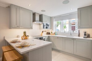 Mikrowelle, Ofen, Geschirrspüler, Kochgeschirr/Geschirr/Besteck