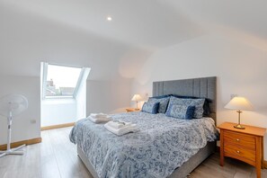 Bügeleisen/Bügelbrett, Reisekinderbett, kostenloses WLAN, Bettwäsche