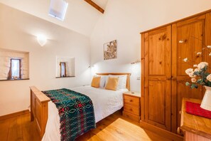 Iron/ironing board, travel crib, free WiFi, bed sheets