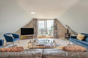 TV, fireplace - 4 Bed in Swanage (oc-wy617) (Swanage)