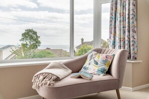 TV, fireplace - 4 Bed in Swanage (oc-wy617) (Swanage)
