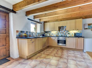 Microwave, oven, high chair, cookware/dishes/utensils - 2 Bed in St Davids (oc-23064) (St Davids)