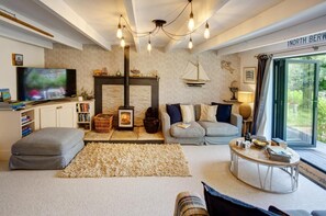TV, fireplace - 3 Bed in Beadnell (oc-566716) (Swinhoe)