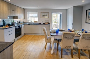 Microwave, oven, dishwasher, highchair - 3 Bed in Beadnell (oc-566716) (Swinhoe)