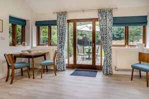 Dining - 1 Bed in Porthcawl (oc-46777) (Porthcawl)