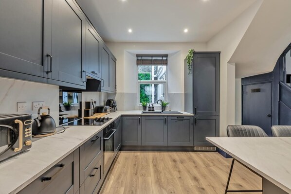 Oven, dishwasher, highchair, cookware/dishes/utensils - 4 Bed in Brixham (oc-h33642) (Brixham)