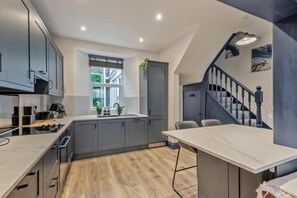 Oven, dishwasher, high chair, cookware/dishes/utensils - 4 Bed in Brixham (oc-h33642) (Brixham)
