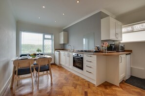 Microwave, oven, dishwasher, cookware/dishes/utensils - 3 Bed in Porthcawl (oc-514780) (Porthcawl)