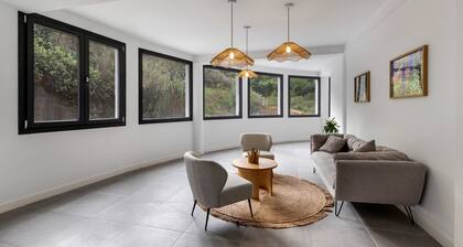 Holiday Apartment '4' with Mountain Views, Shared Terrace and Garden
