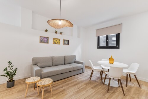 Holiday Apartment '4' with Mountain Views, Shared Terrace and Garden