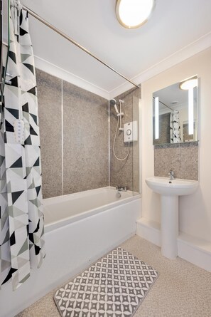 Hair dryer, towels - 3 Bed in Chedgrave (oc-2252) (Chedgrave)