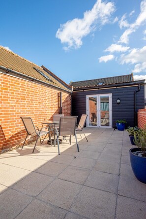 Outdoor dining - 3 Bed in Chedgrave (oc-2252) (Chedgrave)