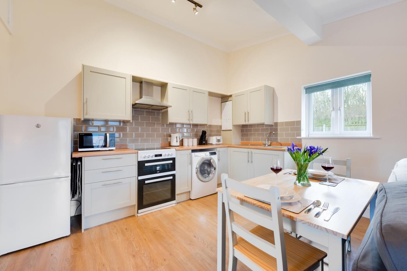 Een magnetron, een oven, kookgerei, borden en bestek