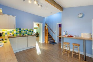 Microonde, forno, lavastoviglie, seggiolone