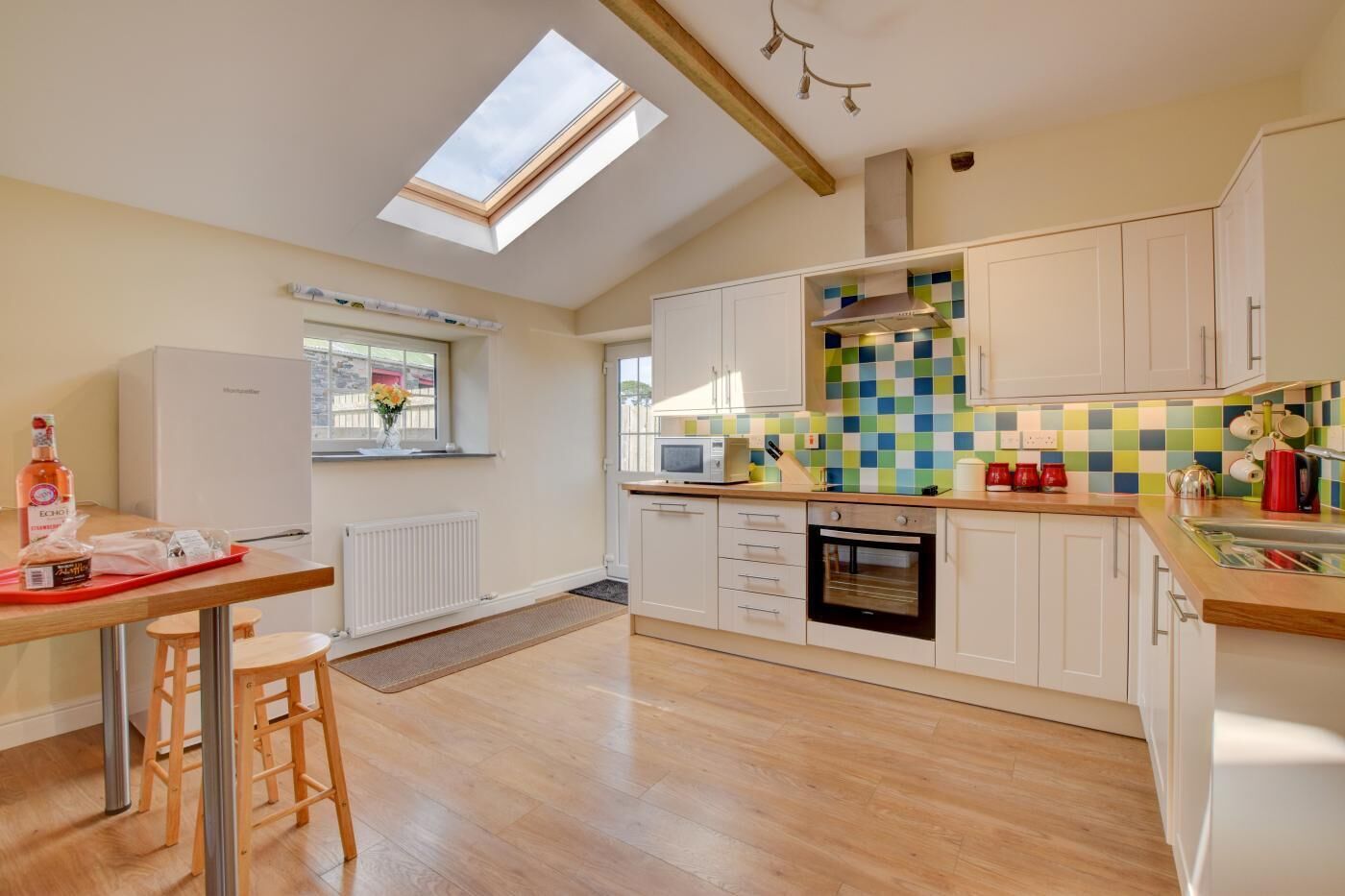 Micro-ondes, four, lave-vaisselle, chaise haute