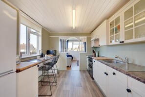 Oven, highchair, cookware/dishes/utensils - 2 Bed in Heacham (oc-2263) (Heacham)