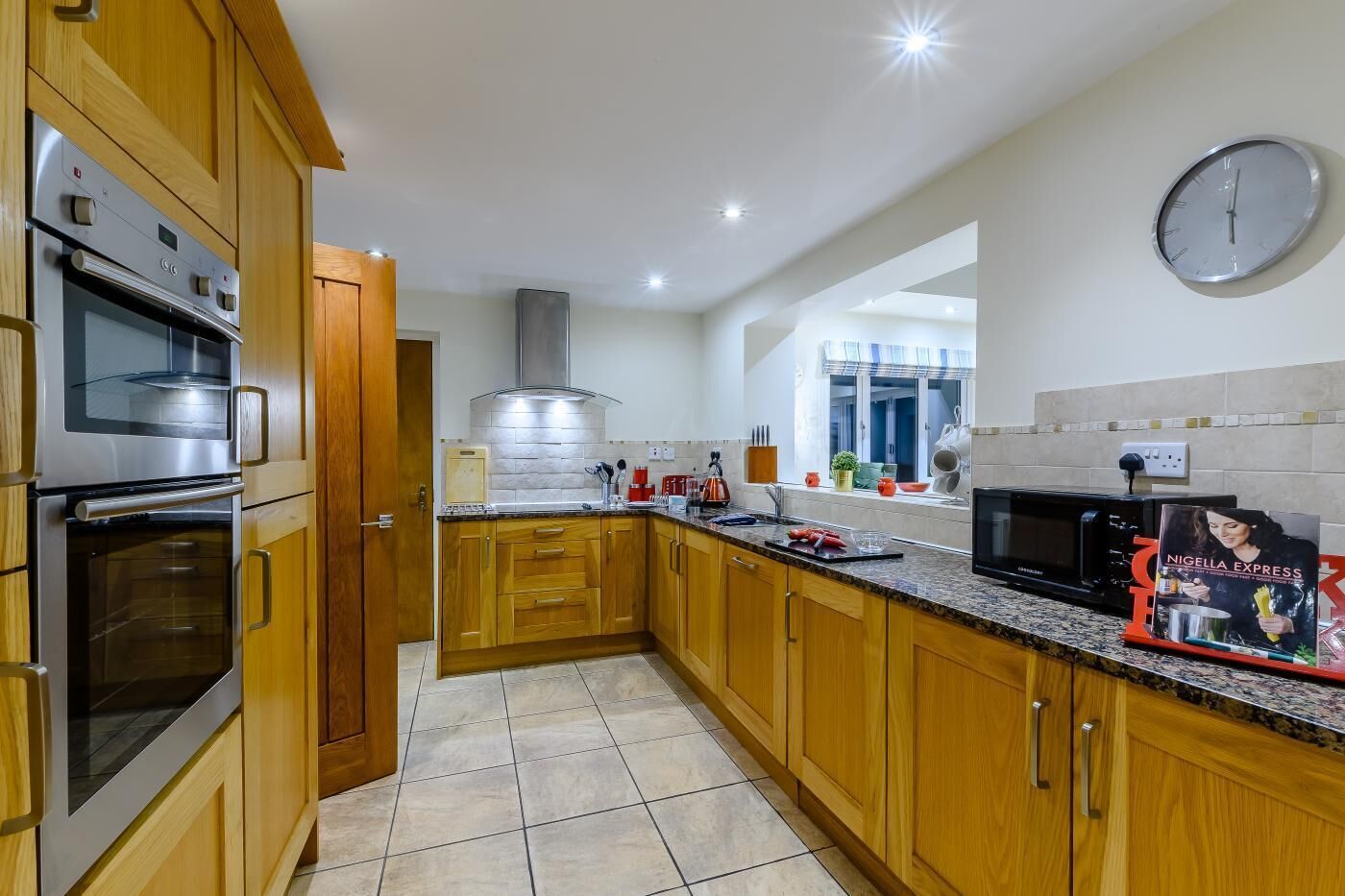 Micro-ondas, fogão, lava-louças, cadeirão de bebê