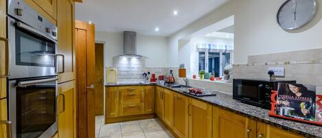 Micro-ondas, fogão, lava-louças, cadeirão de bebê