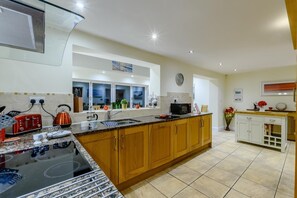 Microwave, oven, dishwasher, high chair - 4 Bed in North Sunderland (oc-gd1890) (North Sunderland)