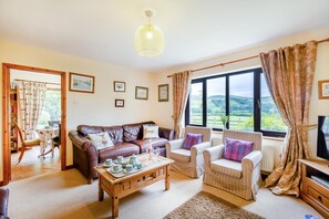 TV, fireplace - 4 Bed in Tywyn (oc-23385) (Llanfihangel-y-pennant)