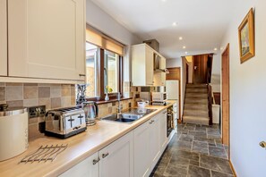 Microwave, oven, dishwasher, highchair - 2 Bed in Aberystwyth (oc-99869) (Pontarfynach)