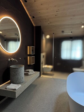 Sèche-cheveux, bidet, serviettes fournies, savon