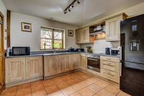 Microwave, oven, dishwasher, high chair - 2 Bed in Welshpool (oc-75703) (Meifod)