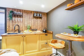 Microwave, oven, cookware/dishes/utensils - 1 Bed in Holmfirth (oc-c33380) (Holmfirth)