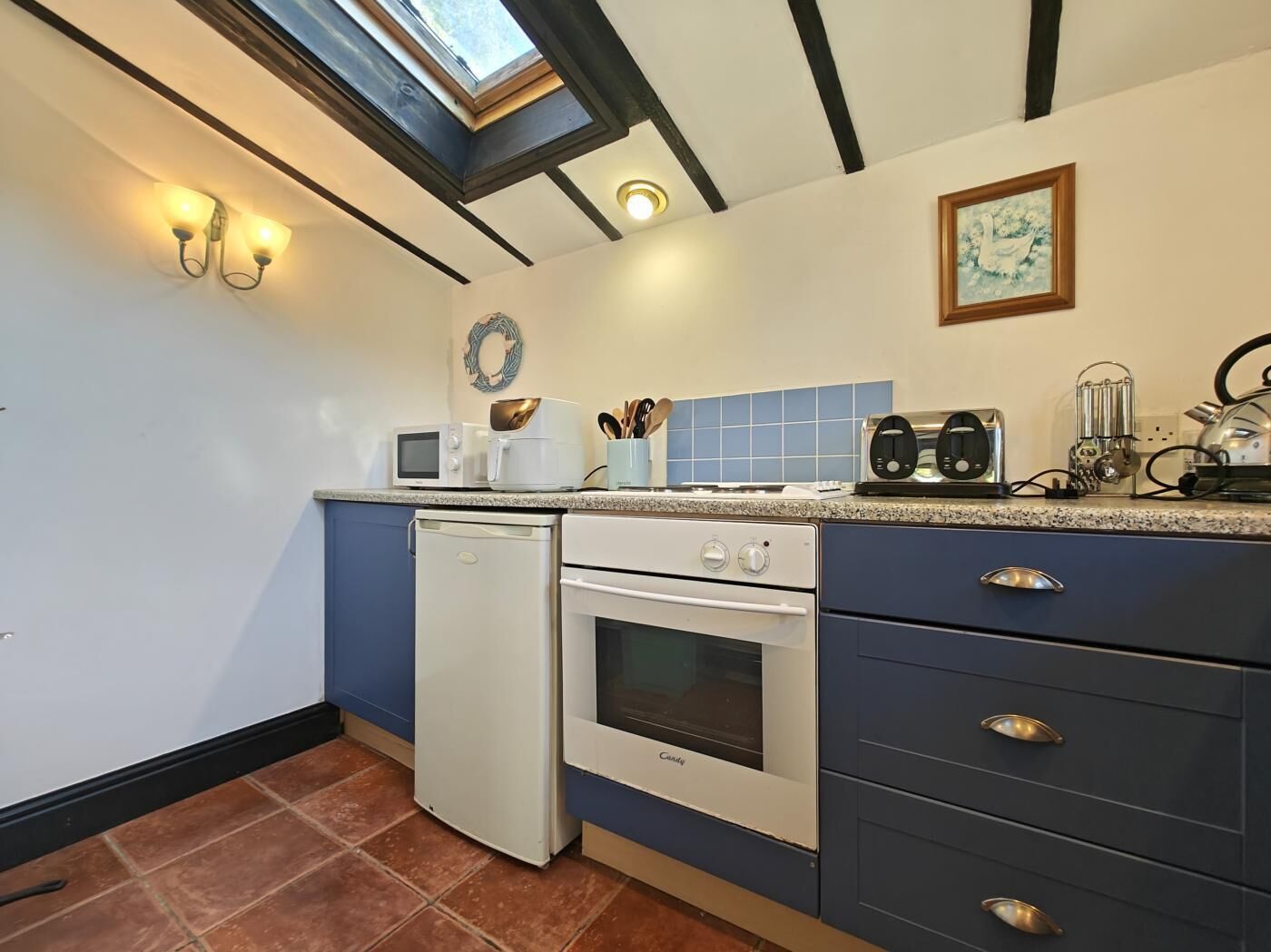 Micro-ondes, four, batterie de cuisine, vaisselle et ustensiles