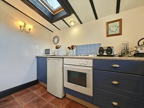 Microwave, oven, cookware/dishes/utensils - 1 Bed in Yaxham (oc-w33631) (Mattishall)